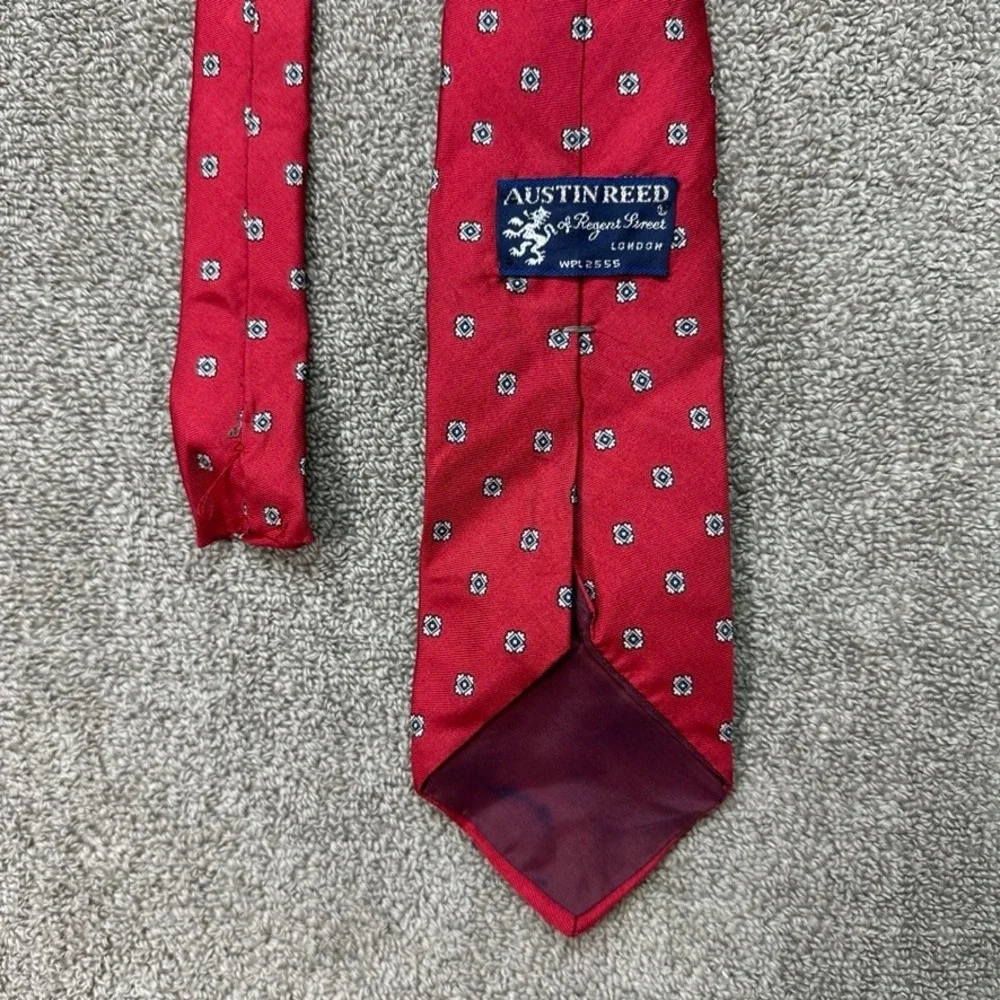 Austin Reed Regent Street London Mens Red Medallion Geometric Silk Necktie Tie